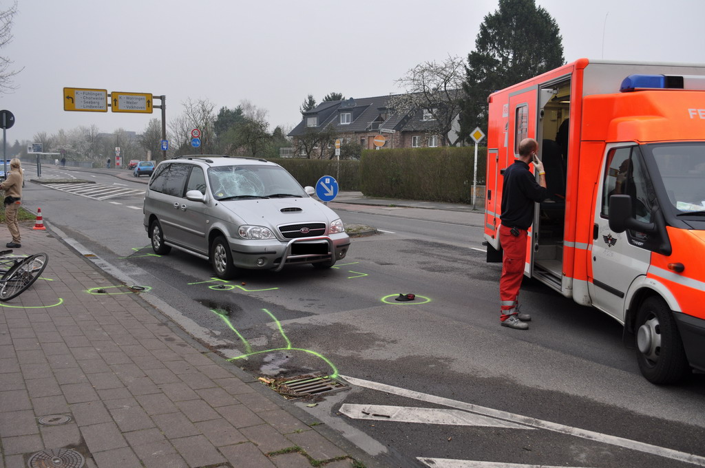 VU Radfahrer PKW Koeln Heimersdorf Volkhovenerweg P07.JPG